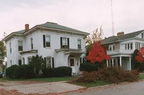 208 W Howard St, Portage, WI 53901