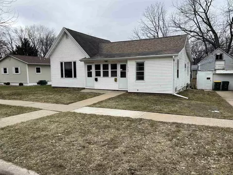 562 S James St, Richland Center, WI 53581