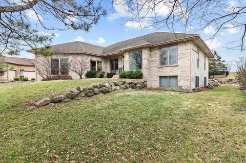 9621 Shadow Wood Dr, Verona, WI 53593