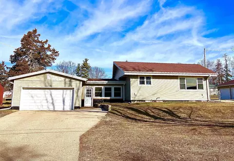 1049 W Cherry St, Lancaster, WI 53813