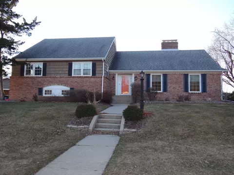 218 Hillside Ct, Janesville, WI 53545