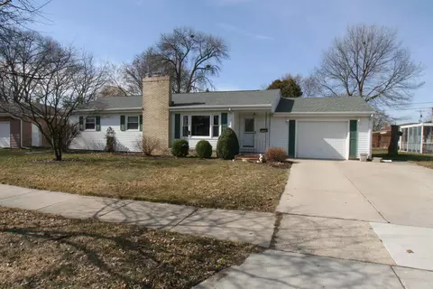 1233 N Sumac Dr, Janesville, WI 53545