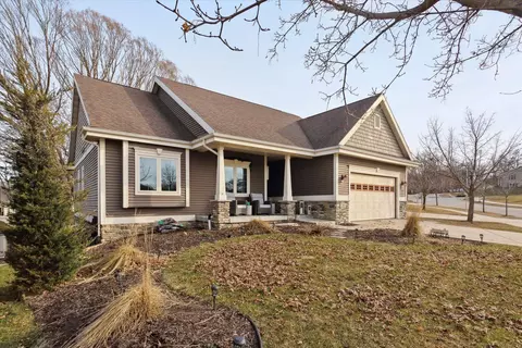 18 Oak Ridge Trl, Deerfield, WI 53531