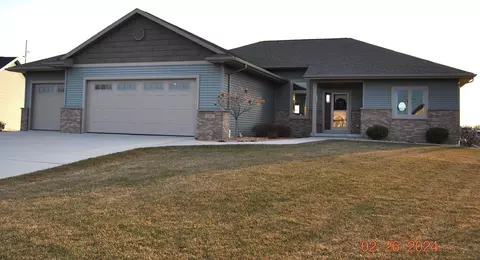 2392 Winthrop Dr, Janesville, WI 53546