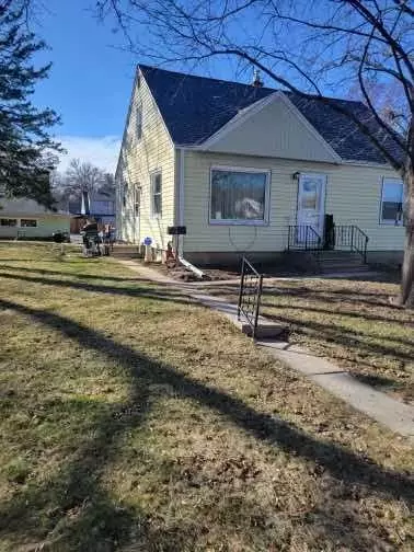 907 S 102nd St, West Allis, WI 53214