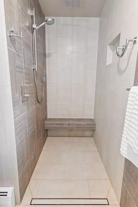 Bath - w1188 Spring Grove Road, Green Lake, WI 54941 photo 3 of 6