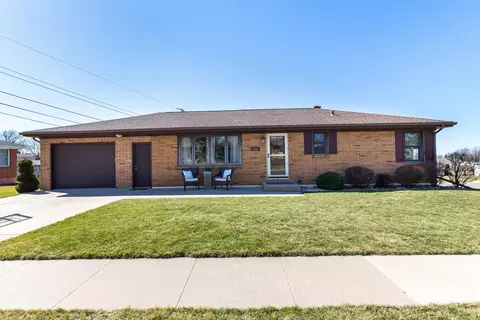 220 Droessler Dr, Dickeyville, WI 53808