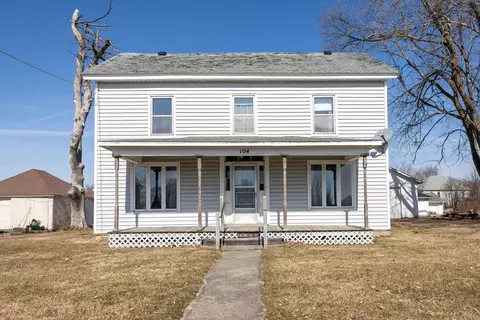 140 E Walnut St, Apple River, IL 61001