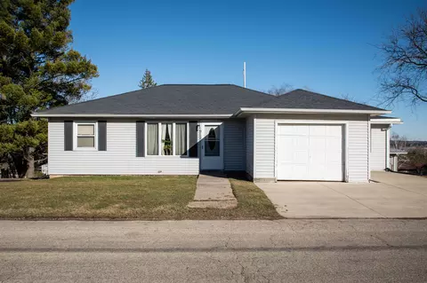 912 8th St, New Glarus, WI 53574