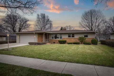 37 S Lexington Dr, Janesville, WI 53545
