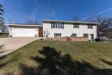 301 Colina Verde Ct, Darlington, WI 53530