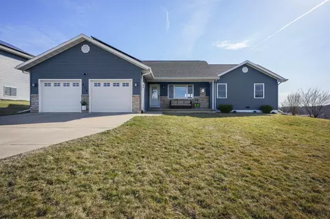313 Diamond Oaks Dr, Dodgeville, WI 53533