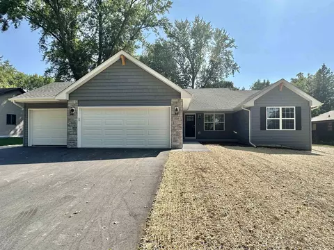 818 Club Ln, Beloit, WI 53511