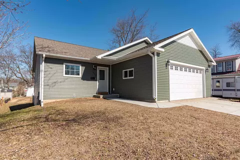 913 4th St, Reedsburg, WI 53959