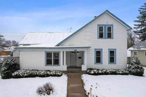 326 8th St, Baraboo, WI 53913