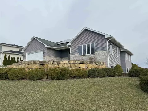 1704 Three Woods Dr, Mount Horeb, WI 53572