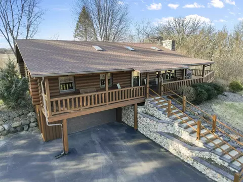 3689 Rutland Dunn Town Line Rd, Stoughton, WI 53589