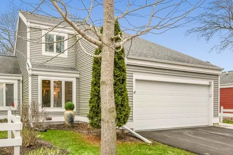 32 Oak Creek Trl, Madison, WI 53717