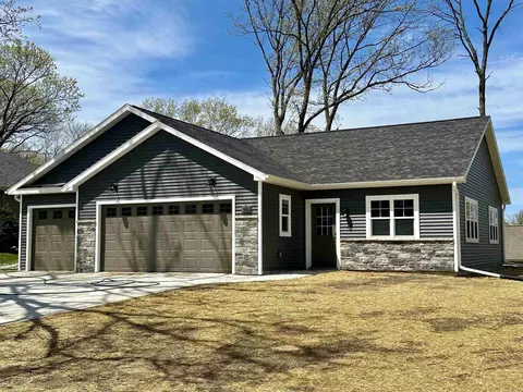 902 Lichte Dr, Mazomanie, WI 53560