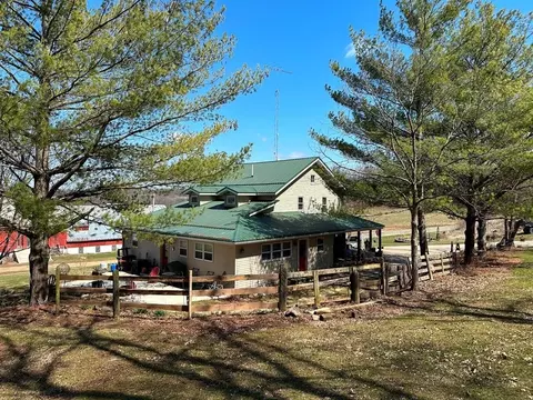 5555 Farmers Ridge Rd, Highland, WI 53543
