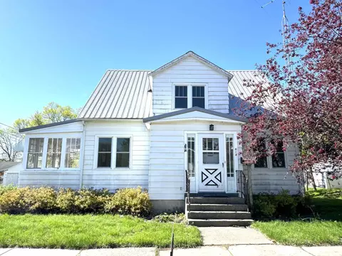 618 4th St, Reedsburg, WI 53959