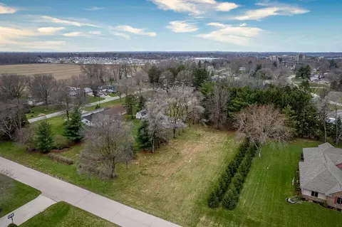 2810 S Hazelwood Dr, Beloit, WI 53511