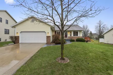 230 Chateau Dr, Cottage Grove, WI 53527