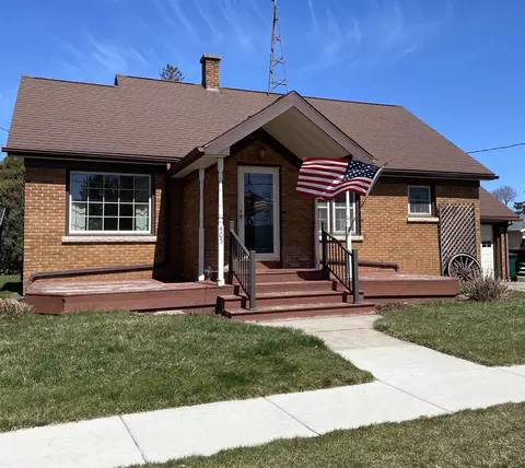 405 W Green St, Fox Lake, WI 53933