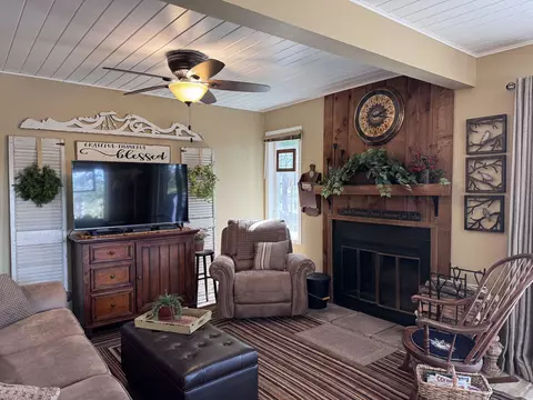 11 Birch Trl, Wisconsin Dells, WI 53965