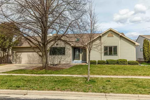 7010 Spring Hill Dr, Middleton, WI 53562