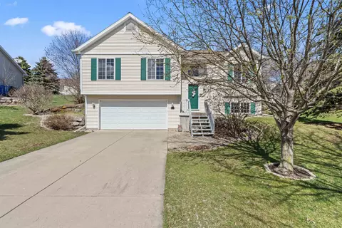 112 Stonefield Cir, Mount Horeb, WI 53572