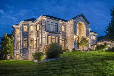 9809 Trappers Trl, Middleton, WI 53562
