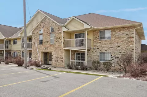 4875 Easy St, Hartland, WI 53029