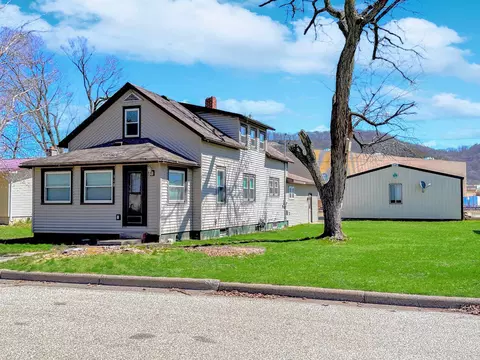 910 N Michigan St, Prairie Du Chien, WI 53821
