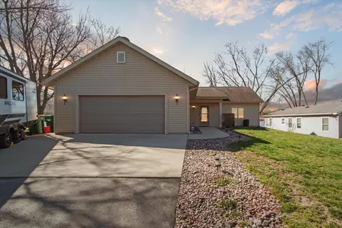 738 E Gladys Dr, Edgerton, WI 53534