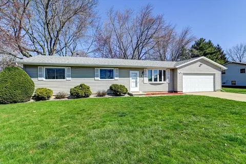 8 Washburn Rd, Deerfield, WI 53531