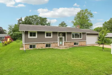 208 Golf View Dr, Mount Horeb, WI 53572