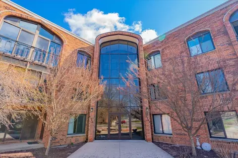 6302 Mineral Point Rd #221, Madison, WI 53705