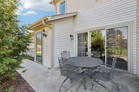 2285 Circl Ridg Dr #E, Delafield, WI 53018