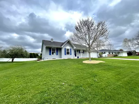 718 Lyndhurst Dr, Janesville, WI 53546