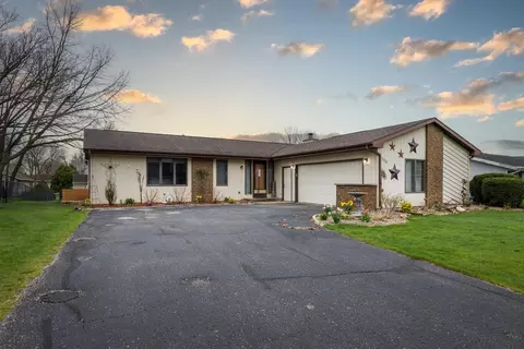 3210 Briar Crest Dr, Janesville, WI 53546