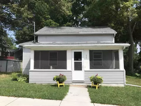 927 3rd St, Baraboo, WI 53913