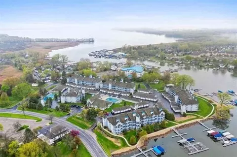 5383 Mariners Cove Dr #406, Madison, WI 53704