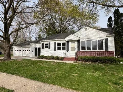 804 N Pine St, Janesville, WI 53548
