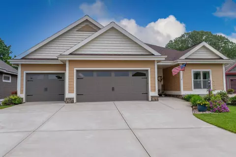 30 Oak Ridge Trl, Deerfield, WI 53531