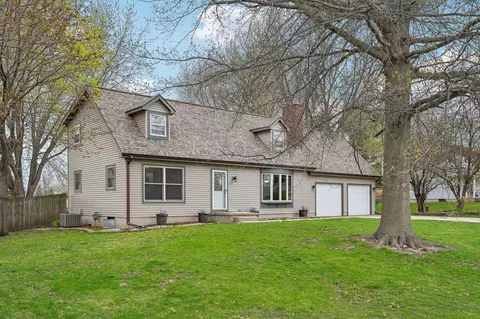 6705 Prairie View Dr, Sun Prairie, WI 53590