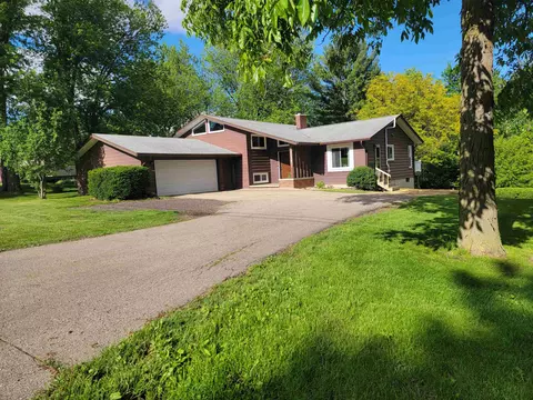 1135 Perry Dr, Platteville, WI 53818