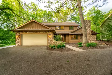 5823 Woods Edge Rd, Fitchburg, WI 53711