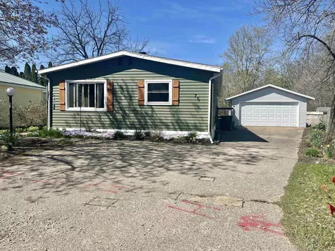 75 Falling Creek Cir, Janesville, WI 53548