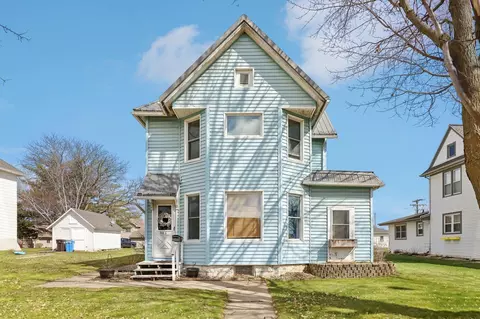 303 W Main St, Waunakee, WI 53597
